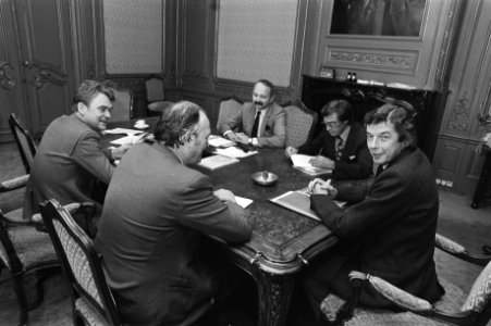Van links naar rechts De Galan (PvdA), Bode (FNV), Halberstadt (PvdA), Drabbe (F, Bestanddeelnr 931-7586