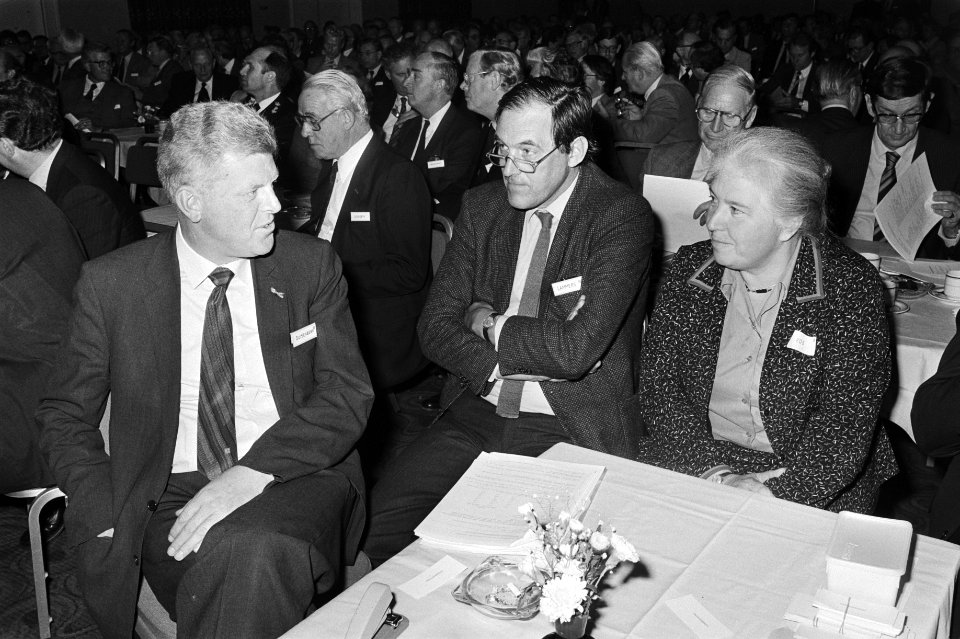 Van links naar rechts Wim Duisenberg, Han Lammers en burgemeester Lien Vos-van G, Bestanddeelnr 931-7013