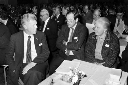 Van links naar rechts Wim Duisenberg, Han Lammers en burgemeester Lien Vos-van G, Bestanddeelnr 931-7013