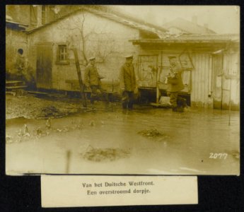 Van het Duitsche Westfront. Een overstroomd dorpje, Bestanddeelnr 158-0502