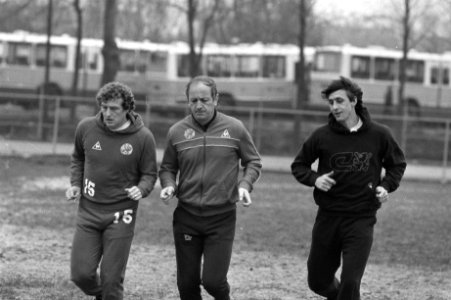 Van links naar rechts Wim Janssen, trainer Kurt Linder en Johan Cruijff, Bestanddeelnr 931-8196