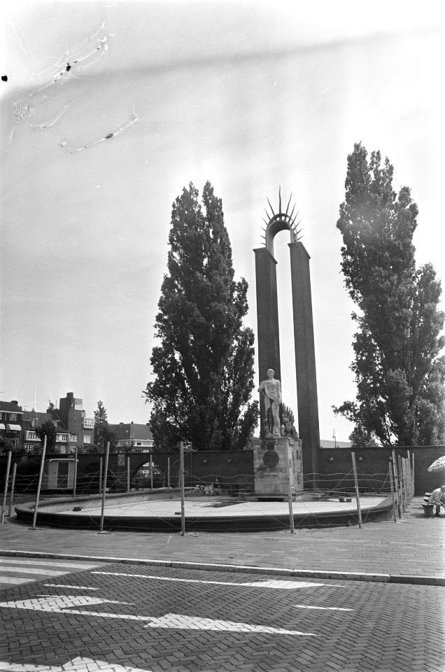 Van Heutsz monument afgezet met prikkeldraad, Bestanddeelnr 921-4798