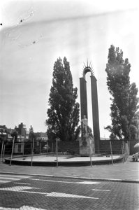 Van Heutsz monument afgezet met prikkeldraad, Bestanddeelnr 921-4798