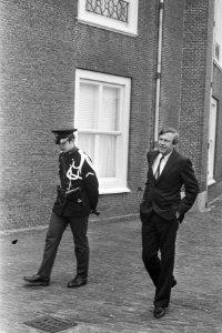 Van Mierlo (D66) wandelt op met een marechaussee, Bestanddeelnr 924-5541