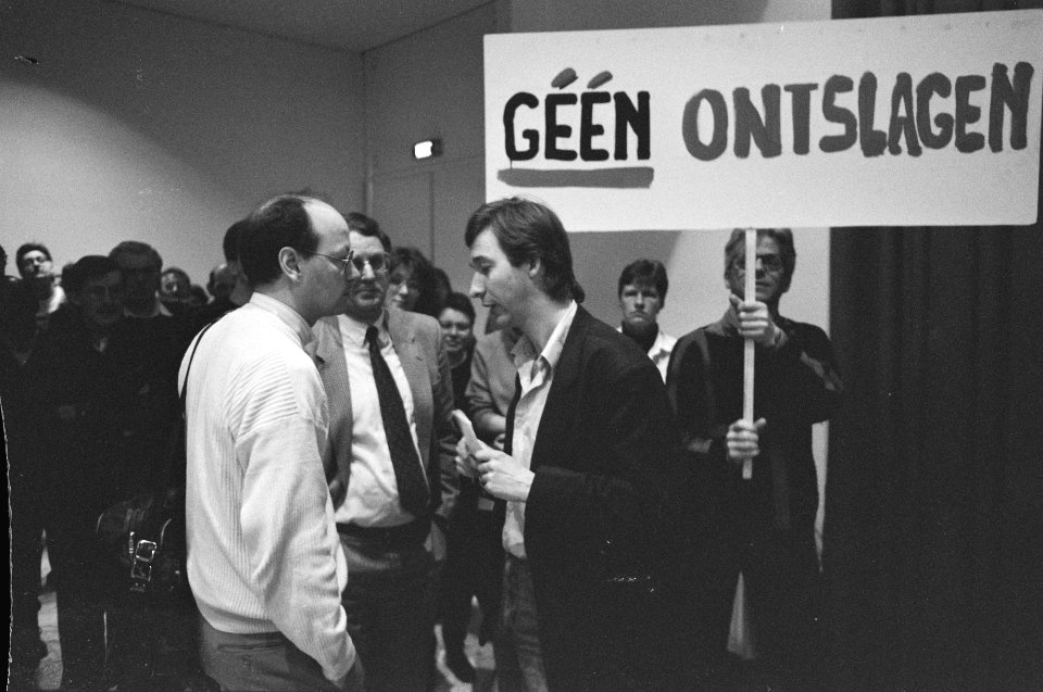 Van links naar rechts wethouder Etty, Abva-Kabo-woordvoerder Stoutenbeek en geme, Bestanddeelnr 934-3926