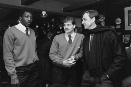 Van links naar rechts de Ajaxspelers Stanley Menzo en Jan Wouters , geheel recht, Bestanddeelnr 933-9197