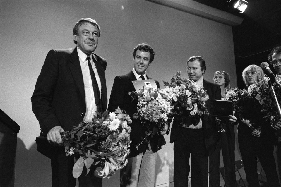 Van links naar rechts demissionair minister Hans van Mierlo (D66), Tom Smeets (j, Bestanddeelnr 931-7745