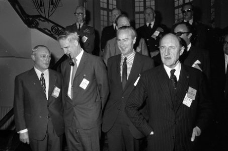 Van links naar rechts de ministers van defensie G. Leber (West Duitsland), J. Sc, Bestanddeelnr 926-8067