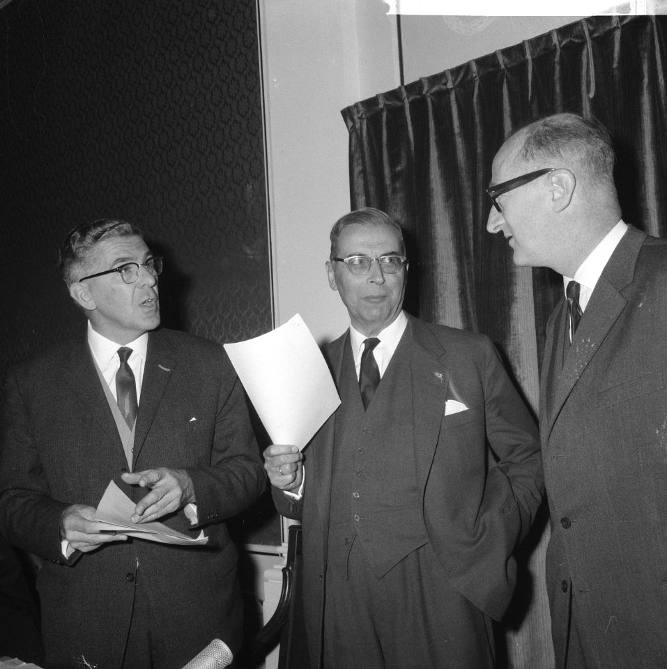 Van links naar rechts burgemeester Thomassen (Rotterdam), burgemeester Van Hall , Bestanddeelnr 918-3687