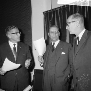 Van links naar rechts burgemeester Thomassen (Rotterdam), burgemeester Van Hall , Bestanddeelnr 918-3685