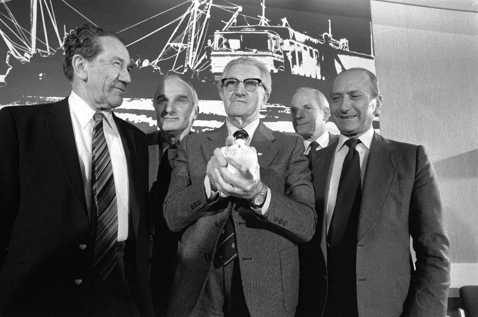 Van links naar rechts de Franse admiraal Sanguinetti, generaal Georgios Koumanak, Bestanddeelnr 931-8274