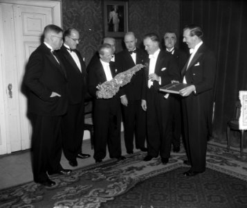 Van links naar rechts G van Dusseldorp Burgemeester Schokking Adolph Poth Londen, Bestanddeelnr 904-3347