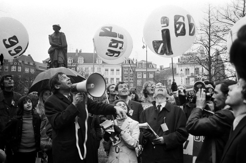 Van Mierlo (r) en Goudsmit (in witte jas) laten op het Rembrandtplein ballonnen , Bestanddeelnr 924-4851