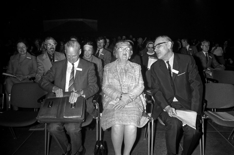 Van links naar rechts drs. D. de Boer, koningin Juliana en drs. J. Schmitz, Bestanddeelnr 927-1373