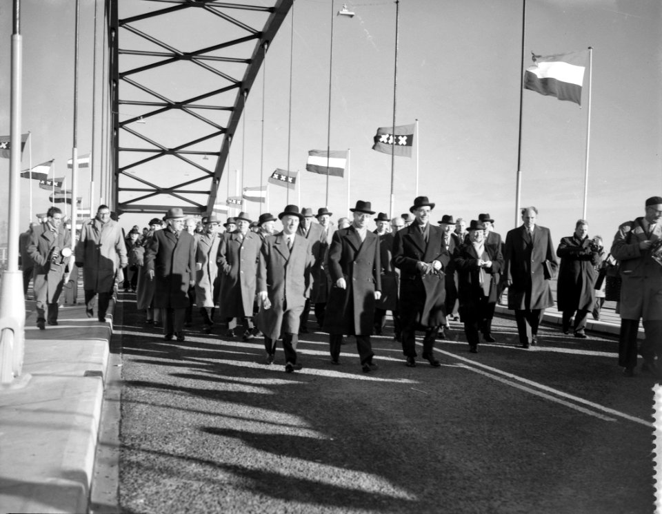 Van links naar rechts Dr.M. J. Prinsen , Minister Algera en burgemeester Van Ha, Bestanddeelnr 909-1536