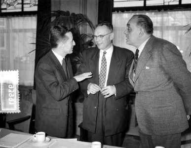 Van links naar rechts directeur Franse TV J D dArc J W Rengelink , Puglie, Bestanddeelnr 909-3991