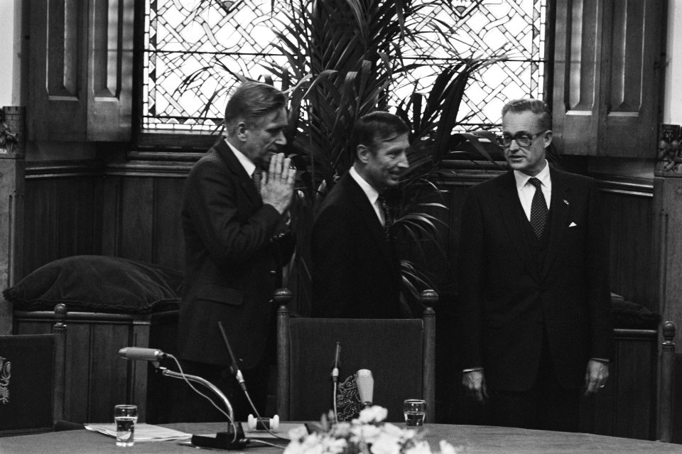 Van links naar rechts G. Veringa (lid), Dries van Agt (minister-president) en W., Bestanddeelnr 931-7184
