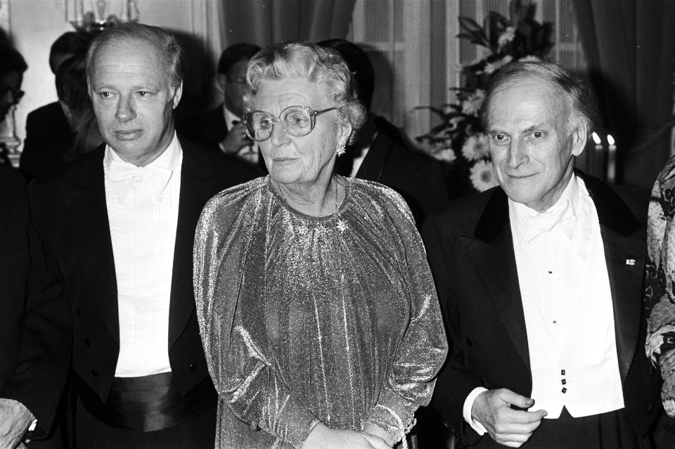 Van links naar rechts dirigent Bernard Haitink, prinses Juliana en violist Yehud, Bestanddeelnr 931-7541