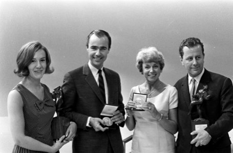 Van links naar rechts Anne-Wil Blankers , Eric Schneider, Anny de Lange, Bestanddeelnr 920-4200