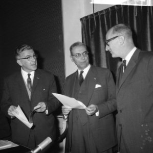 Van links naar rechts burgemeester Thomassen (Rotterdam), burgemeester Van Hall , Bestanddeelnr 918-3682