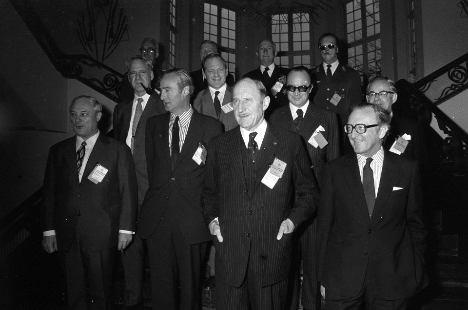 Van links naar rechts de ministers van defensie G. Leber (West Duitsland), J. Sc, Bestanddeelnr 926-8071
