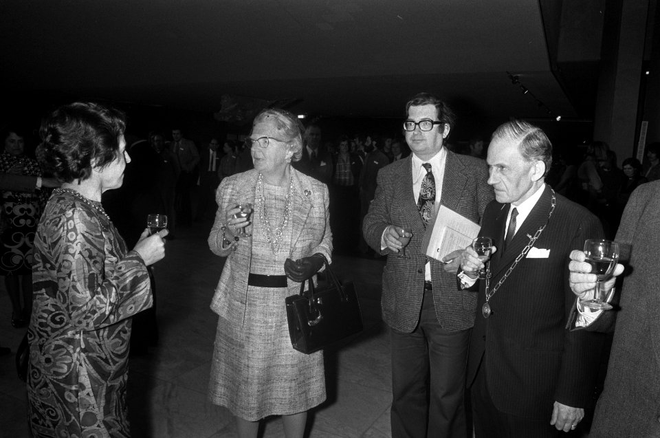 Van links naar rechts dr. S.E. Steigenga-Kouwe, koningin Juliana, minister Hans, Bestanddeelnr 927-1372