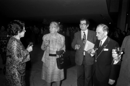 Van links naar rechts dr. S.E. Steigenga-Kouwe, koningin Juliana, minister Hans, Bestanddeelnr 927-1372