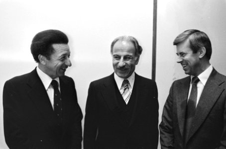 Van links naar rechts de heren Orlandini (KLM), dr. Kotaite (ICAO-International , Bestanddeelnr 930-1702