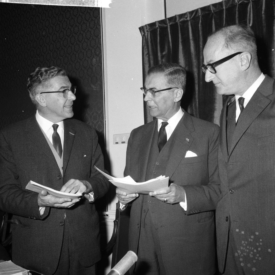 Van links naar rechts burgemeester Thomassen (Rotterdam), burgemeester Van Hall , Bestanddeelnr 918-3686