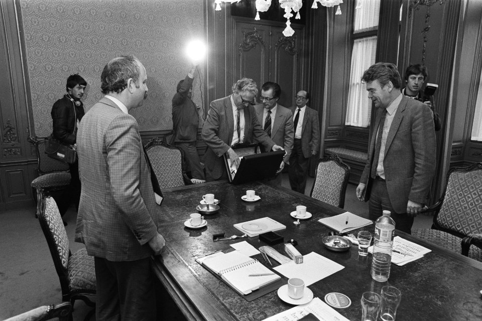 Van links naar rechts Drabbe (FNV), Bode (FNV), Kok (FNV), Van der Meulen (CNV), Bestanddeelnr 931-7587