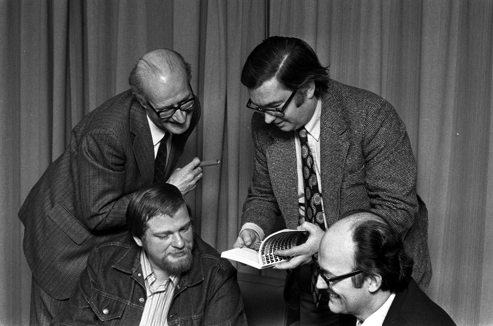 Van links naar rechts ex-minister Schut, staatssecretaris Schaefer, minister Gru, Bestanddeelnr 926-8985