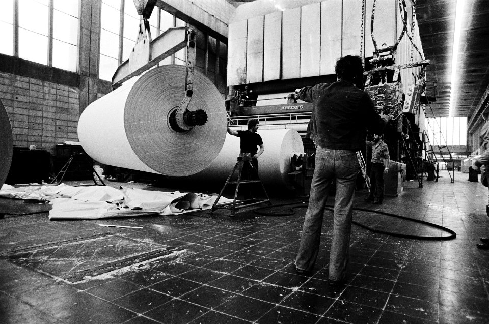 Van Gelder in Wormer bezet mensen bij papiermachine, Bestanddeelnr 930-6332