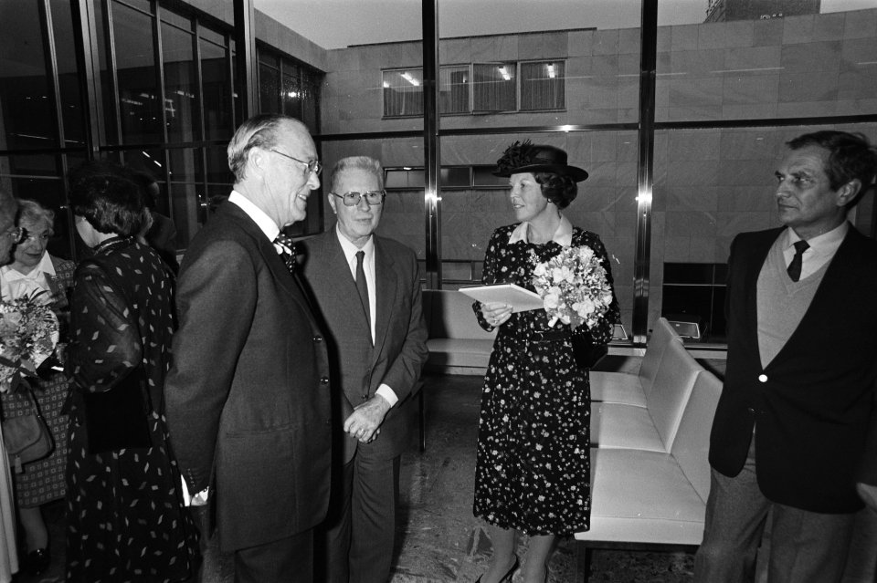 Van links naar rechts Bernhard, Jean Prouvé, Beatrix, Bestanddeelnr 931-7327