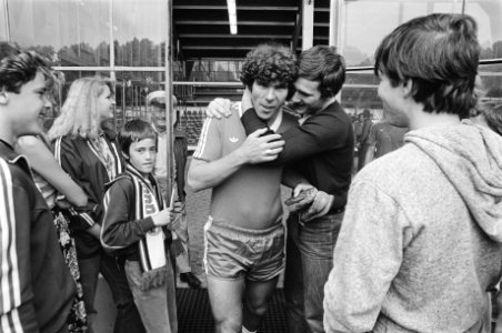 Van Hanegem terug bij Feyenoord Van Hanegem tussen supporters, Bestanddeelnr 931-5883