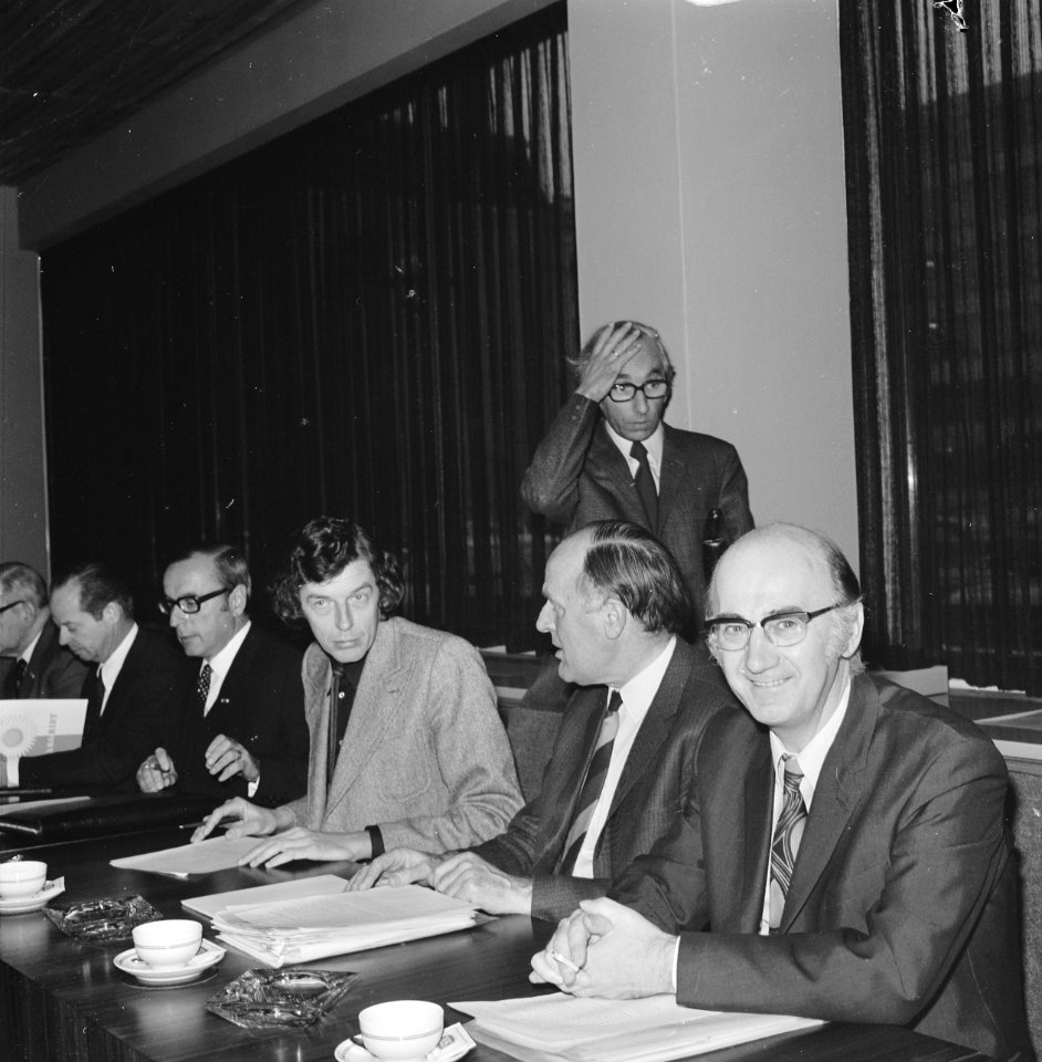 Van links naar rechts Bartels (VNO), Kok (NVV), Pels (secretaris Stichting van d, Bestanddeelnr 926-8090