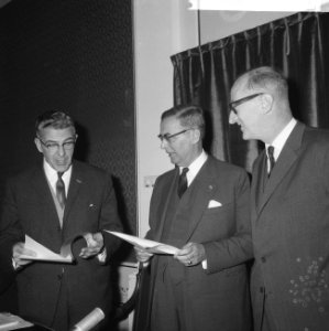 Van links naar rechts burgemeester Thomassen (Rotterdam), burgemeester Van Hall , Bestanddeelnr 918-3681