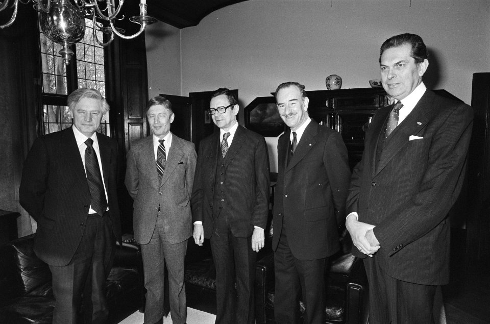 Van links naar rechts E.Dell, premier van Agt, R. Marjolin, minister Van der Kl, Bestanddeelnr 930-1791