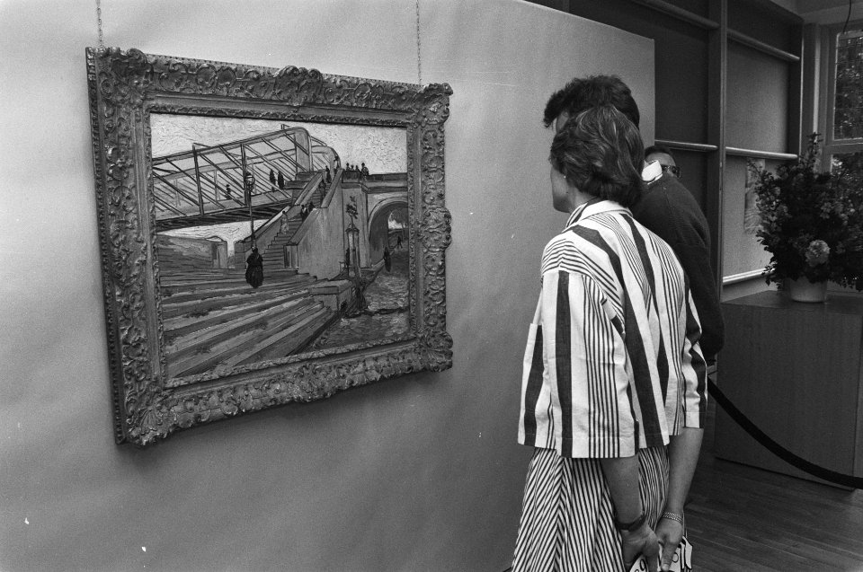 Van Gogh schilderij Le Pont de Trinquetaille te kijk in Amsterdam in verband m, Bestanddeelnr 934-0209