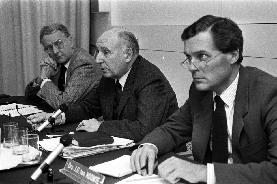 Van links naar rechts drs. C.T. van der Molen (directeur Concernpersoneelsdienst, Bestanddeelnr 931-8504