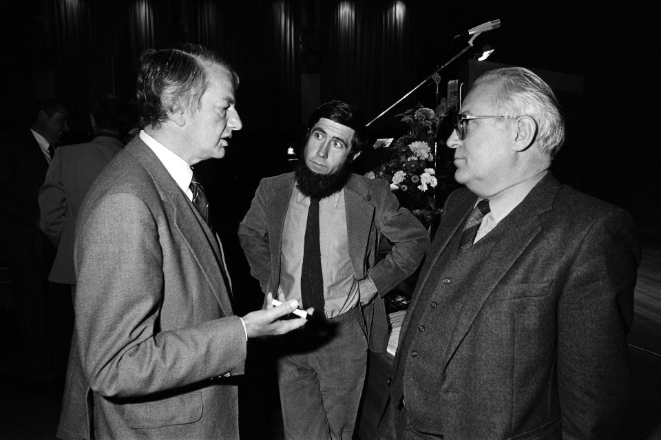Van links naar rechts G.M. van Veldhoven, Chriet Titulaer en J.G. Stappers in ge, Bestanddeelnr 931-7199