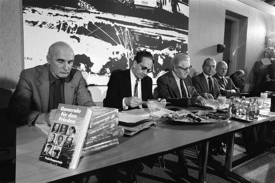 Van links naar rechts generaal Von Meyenfeldt, generaal Sanguinetti, generaal Pa, Bestanddeelnr 931-8275