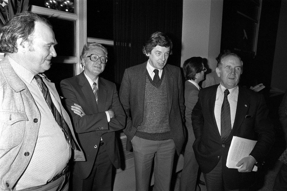 Van links naar rechts Bode (FNV), Van der Meulen (CNV) Kok (FNV) en Van Veen (VN, Bestanddeelnr 931-8396