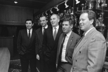 Van links naar rechts Arie van Os (financiën), Uri Coronel (commercie), Michael , Bestanddeelnr 934-3902