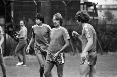 Van Hanegem terug bij Feyenoord Van Hanegem tijdens de training met Feyenoord v, Bestanddeelnr 931-5884
