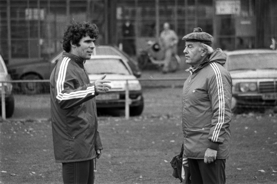 Van Hanegem (links) in gesprek met trainer Jezek, Bestanddeelnr 931-7807