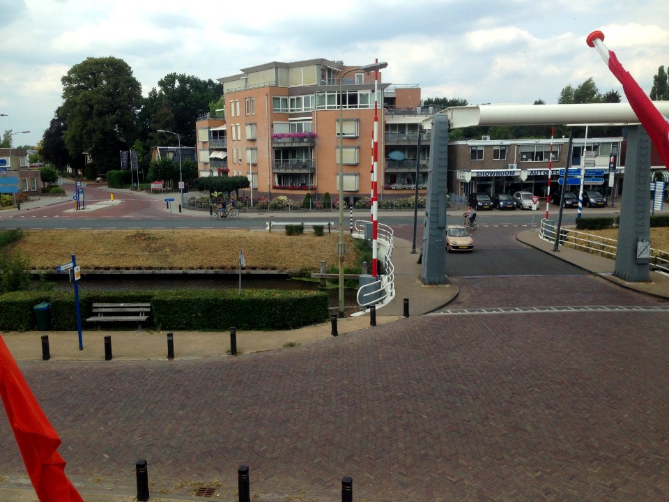 Van Gogh Huis (Drenthe), bovenverdieping, kamer in het logement, zicht op de brug die nu meer naar rechts staat