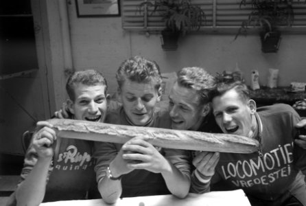 Van Enthoven, De Haan, Van der Steen en Westdorp met een stokbrood, Bestanddeelnr 912-6714