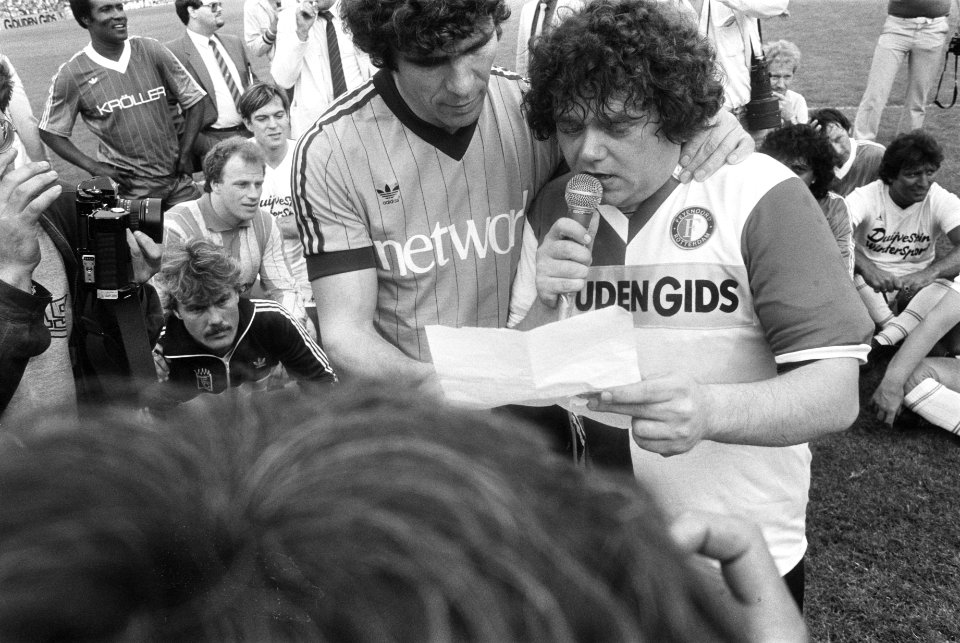 Van Hanegem (l) en zanger André Hazes, Bestanddeelnr 932-6126