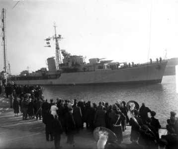 Van Galen uit Indonesie terug in Den Helder schepen, Bestanddeelnr 903-8075