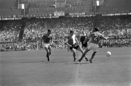 Van Hanegem in duel met Durkovic, Bestanddeelnr 921-5878